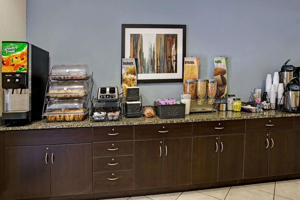 Microtel Inn & Suites By Wyndham Brooksville Ridge Manor Екстериор снимка