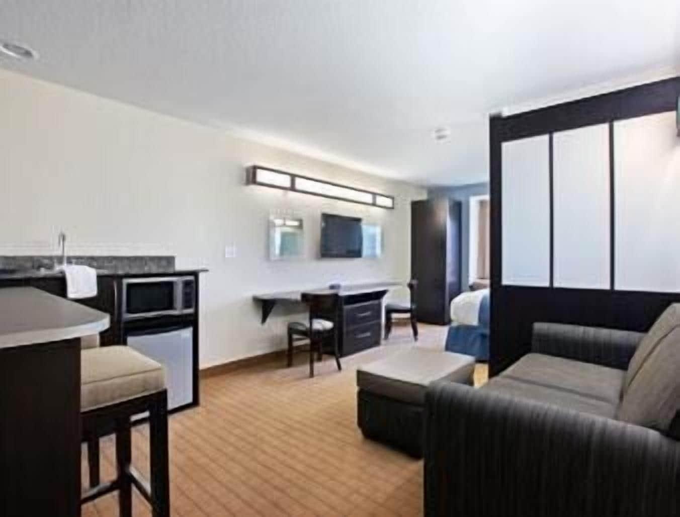 Microtel Inn & Suites By Wyndham Brooksville Ridge Manor Екстериор снимка