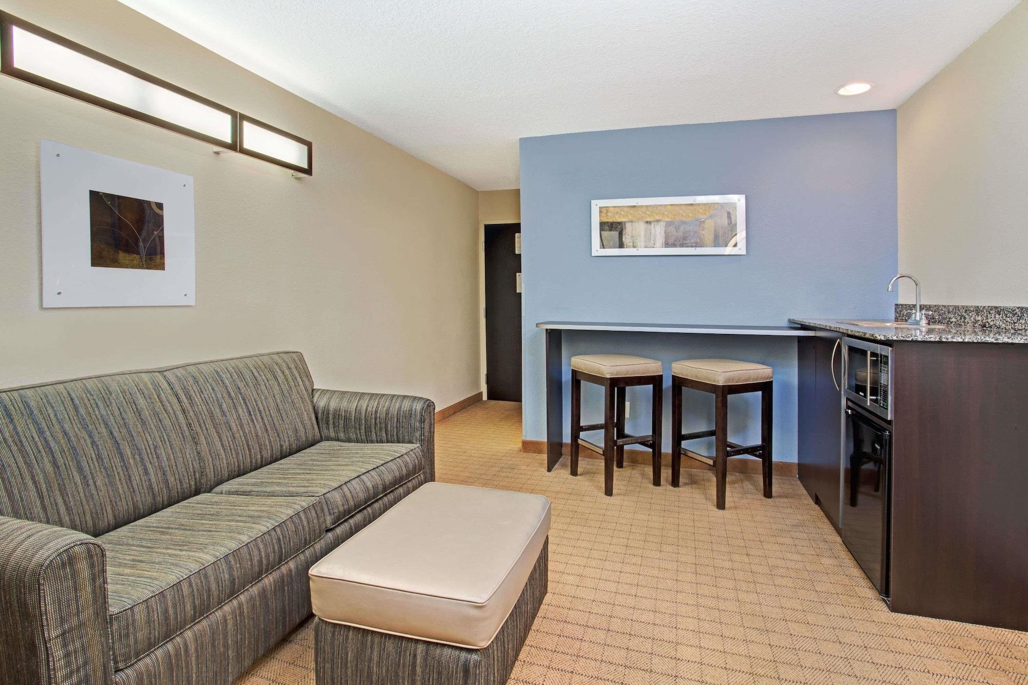 Microtel Inn & Suites By Wyndham Brooksville Ridge Manor Екстериор снимка