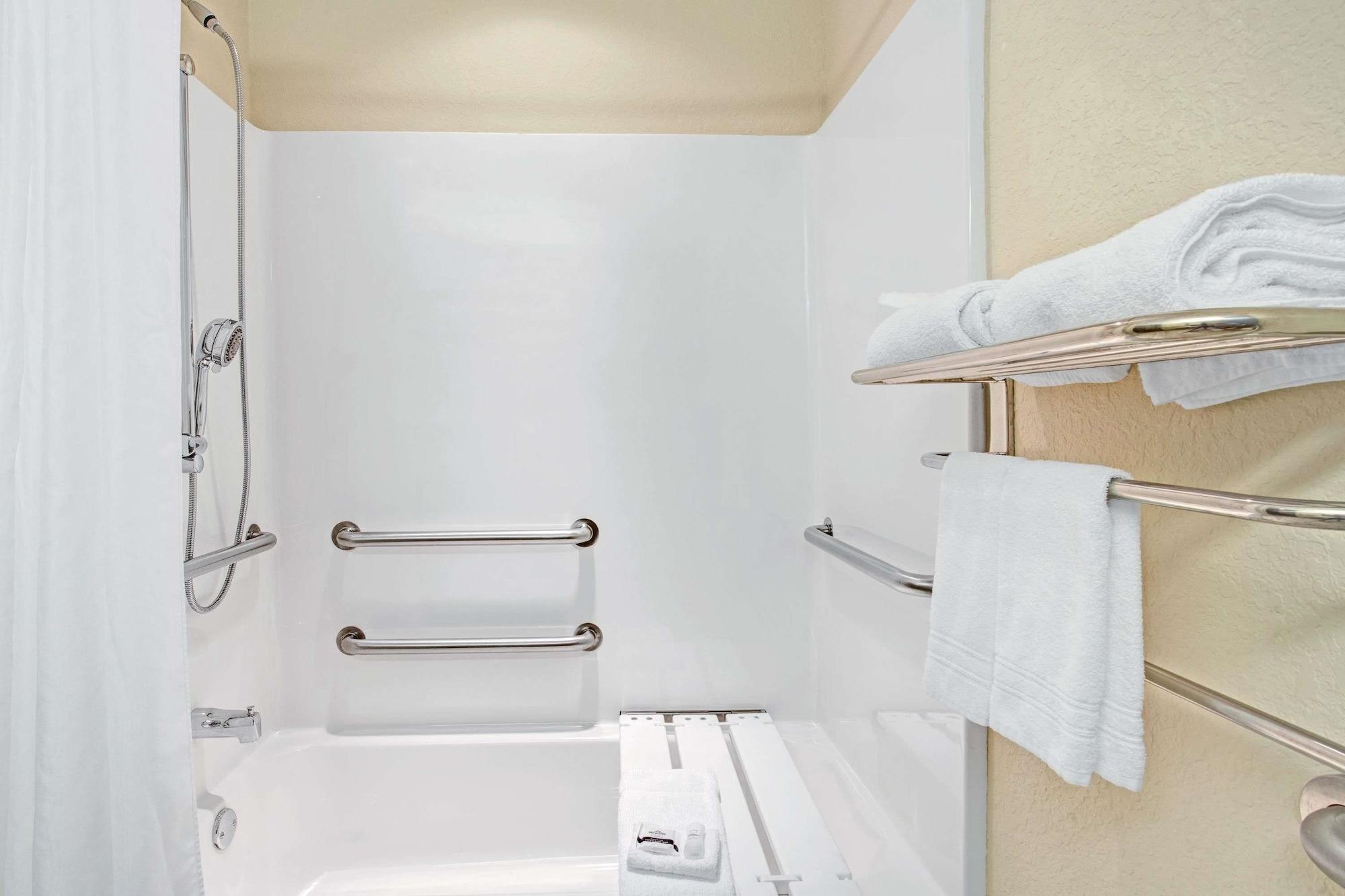 Microtel Inn & Suites By Wyndham Brooksville Ridge Manor Екстериор снимка