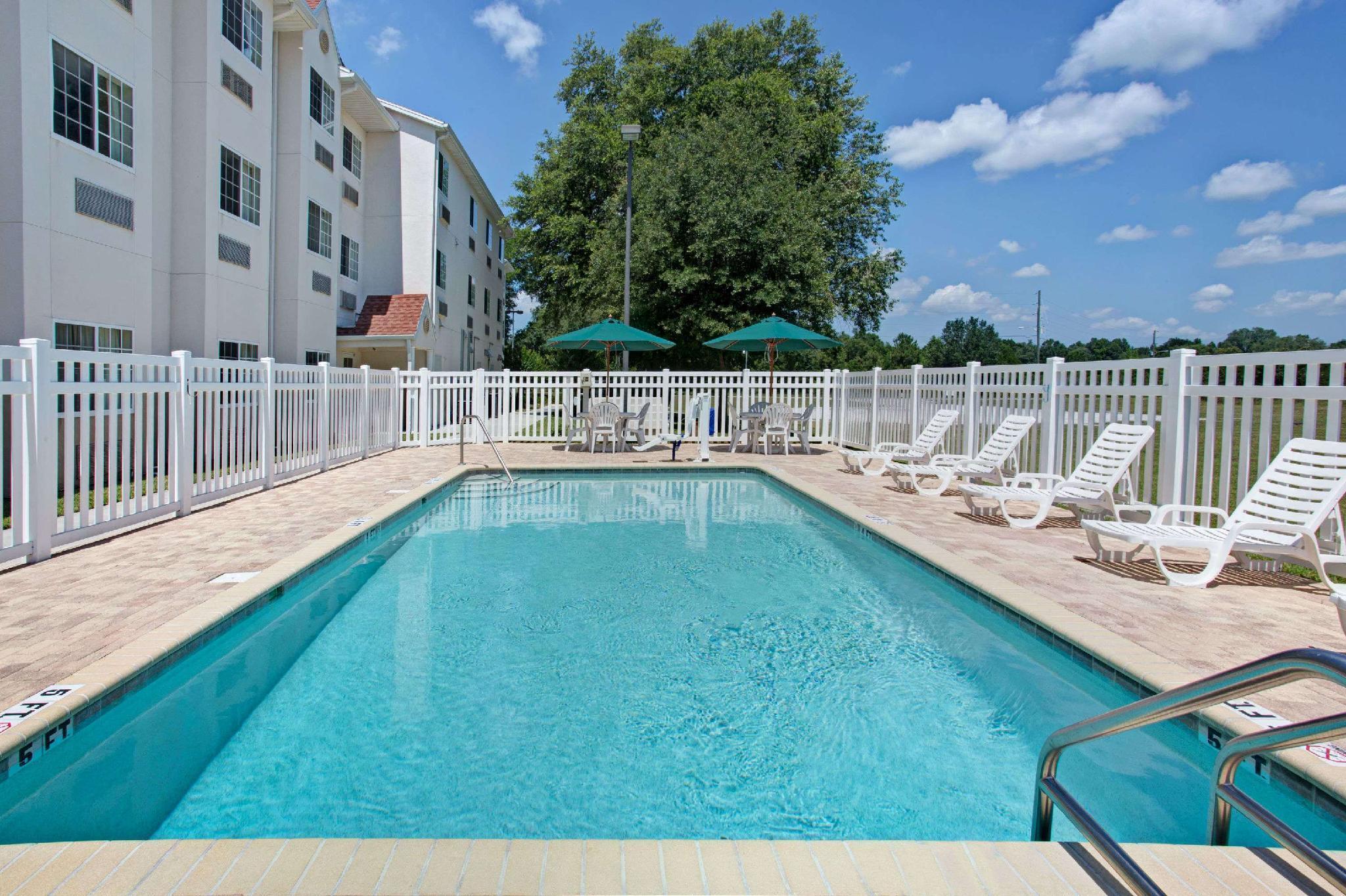 Microtel Inn & Suites By Wyndham Brooksville Ridge Manor Екстериор снимка