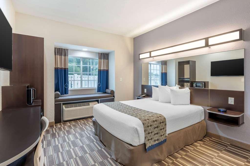 Microtel Inn & Suites By Wyndham Brooksville Ridge Manor Стая снимка